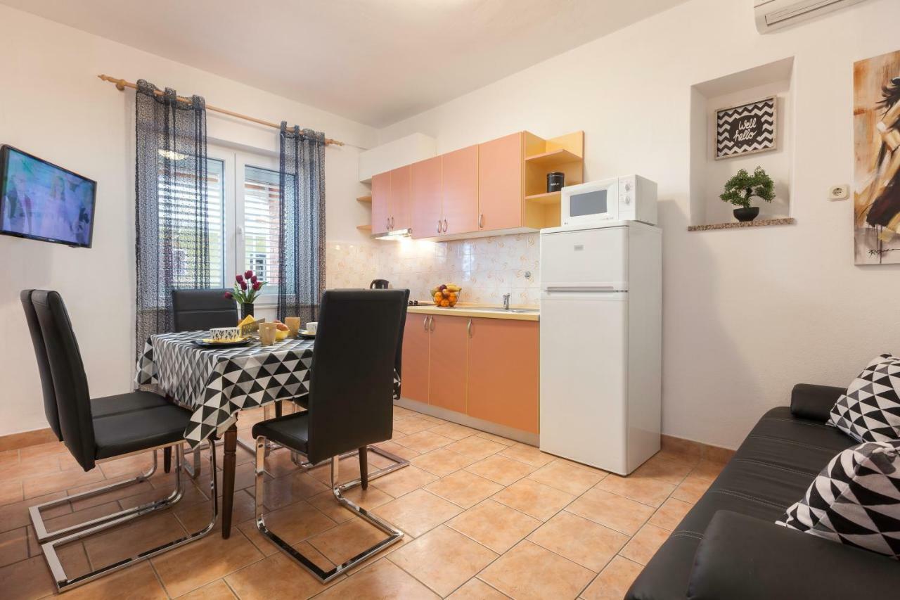 Apartments Nela 3446 Tučepi Extérieur photo